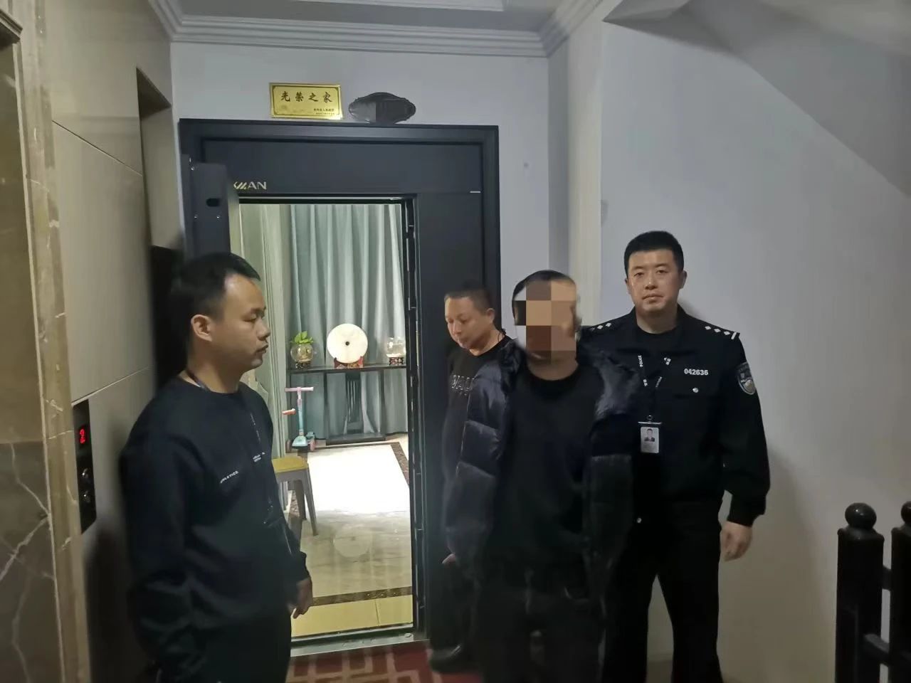 戈塘镇全副伪装仍被识别！双龙公安成功抓获一名撬锁盗窃嫌疑人